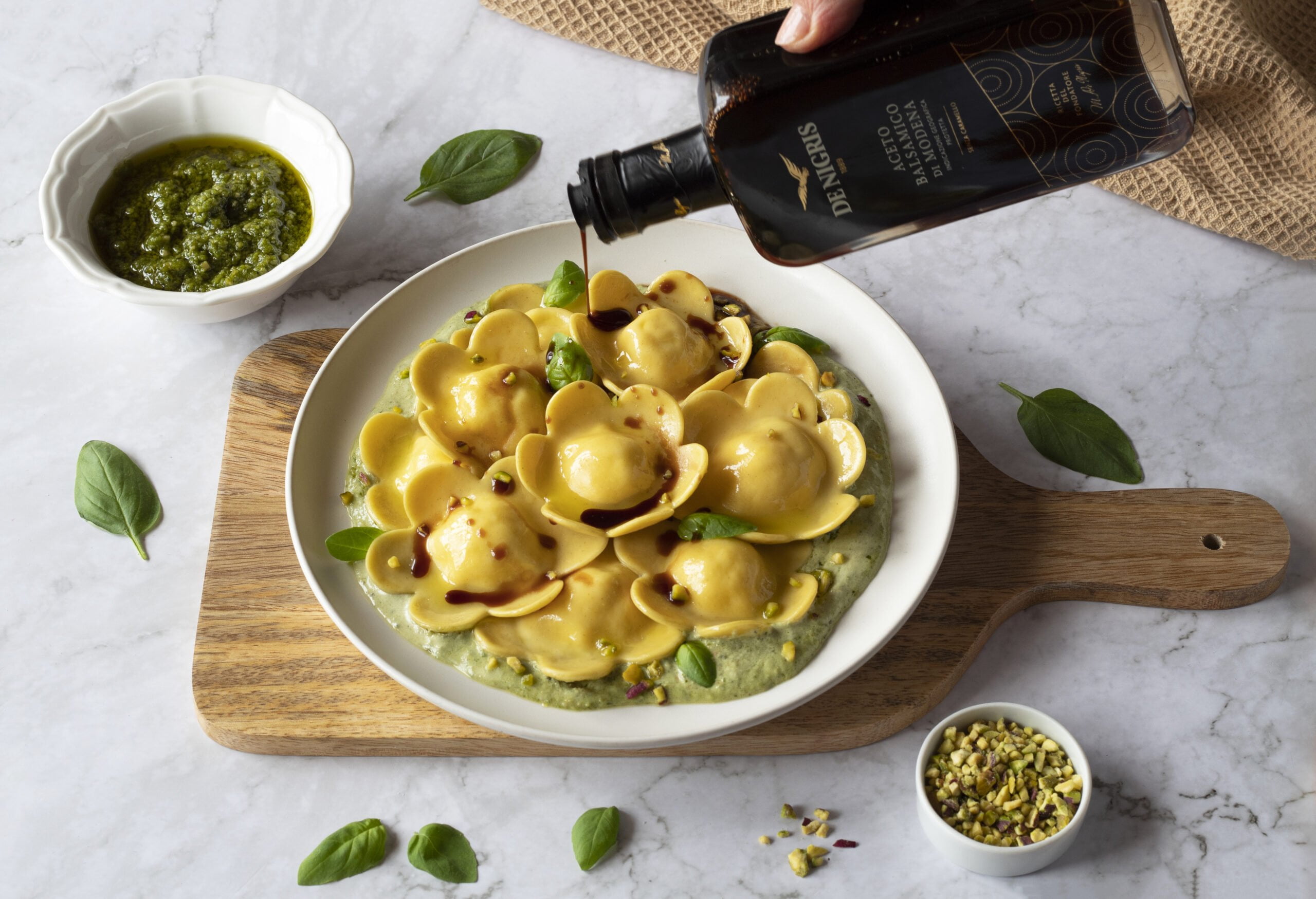 Ravioli Di Ricotta Allo Zafferano Su Crema Al Pesto Di Basilico - De ...